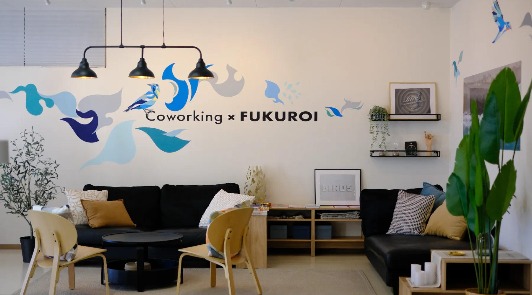Coworking×FUKUROIの交流ラウンジ。鳥の壁画とソファがある空間